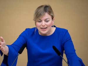 Katharina Schulze, Fraktionsvorsitzende der Grünen im bayerischen Landtag, spricht im Plenarsaal. Foto: Sina Schuldt/dpa/Archivbild