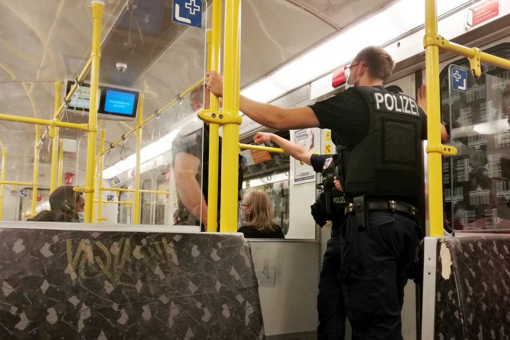 Polizei kontrolliert Maskenpflicht in U-Bahn