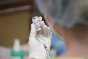 Impfspritze mit Moderna wird aufgezogen