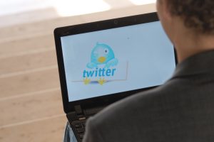 Twitter-Nutzer an einem Computer