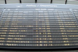 Ankunfts- und Abflugstafel an einem Flughafen