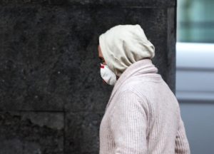 Foto: Mann mit Mund-Nasen-Schutz (über dts Nachrichtenagentur)