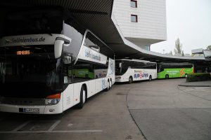 Verschiedene Fernbusse an einem Busbahnhof