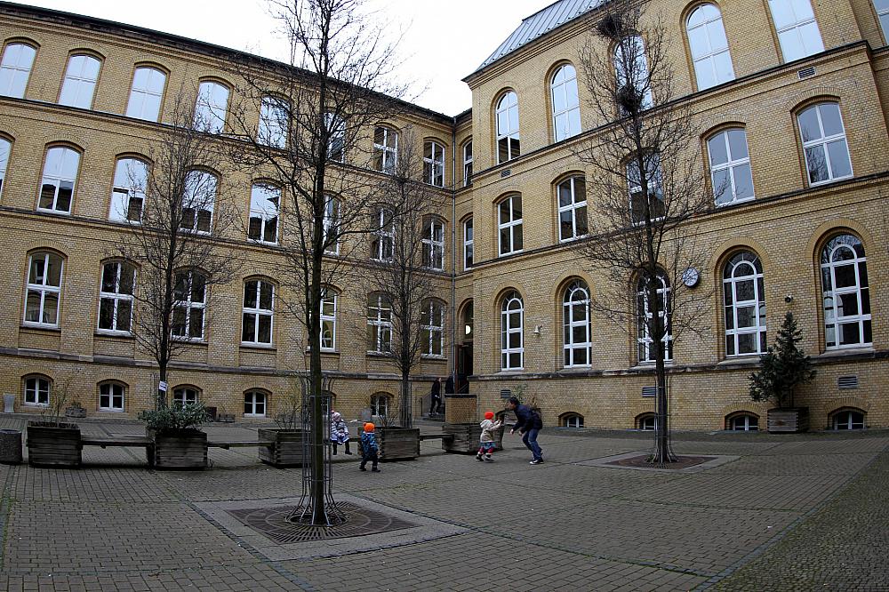 Kinder spielen auf einem Schulhof