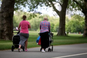 Frauen mit Kleinkindern