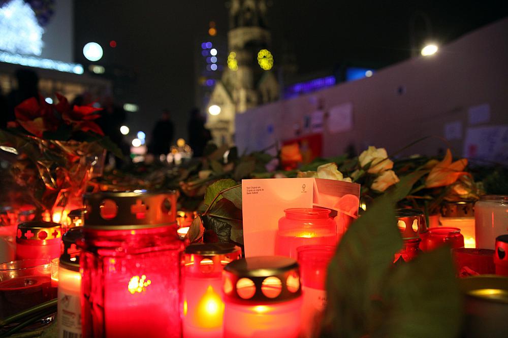 Gedenkkerzen am Breitscheidplatz