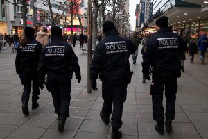 Polizei in einer Fußgängerzone