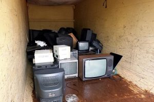 Kaputte Fernseher in einem Container