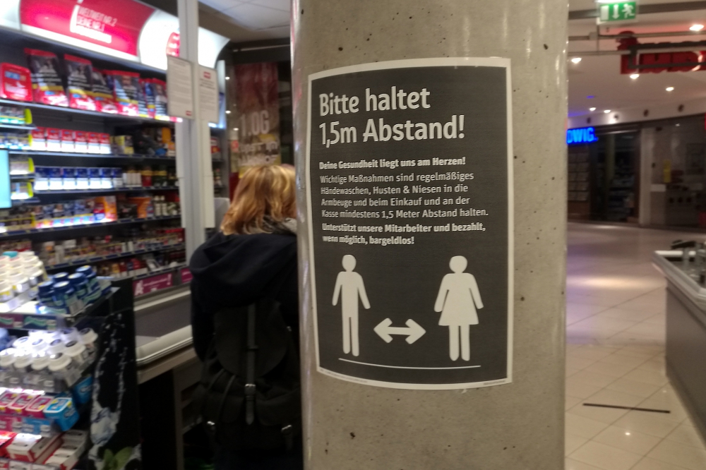 Abstandregel im Supermarkt