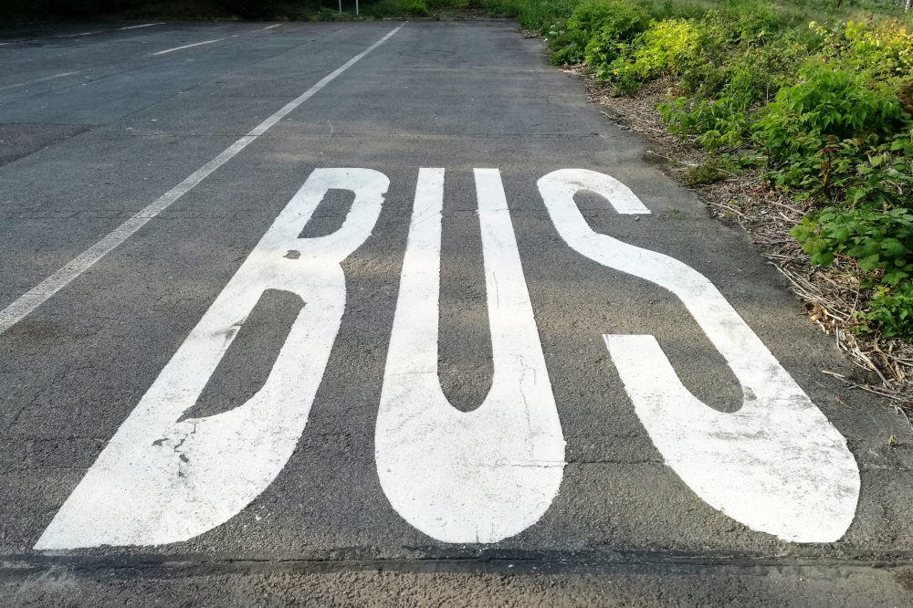 Leerer Bus-Parkplatz