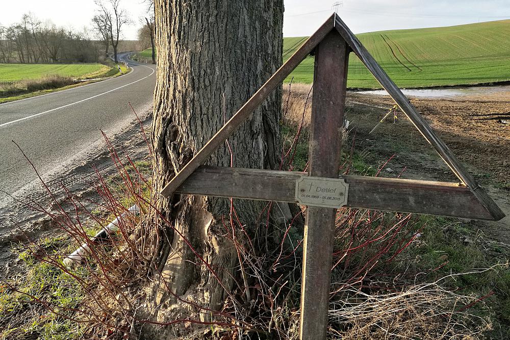 Unfallkreuz an Straßenrand