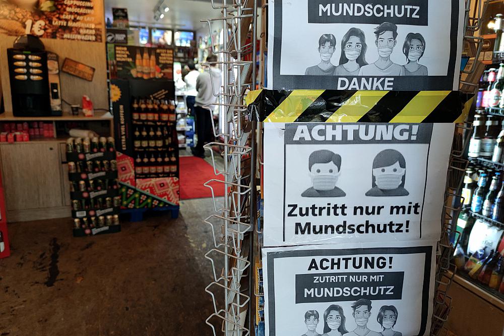 Hinweis auf Mund-Nasen-Schutz in einem Späti