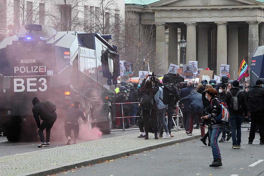 Böller-Wurf bei Corona-Protest am 18.11.2020