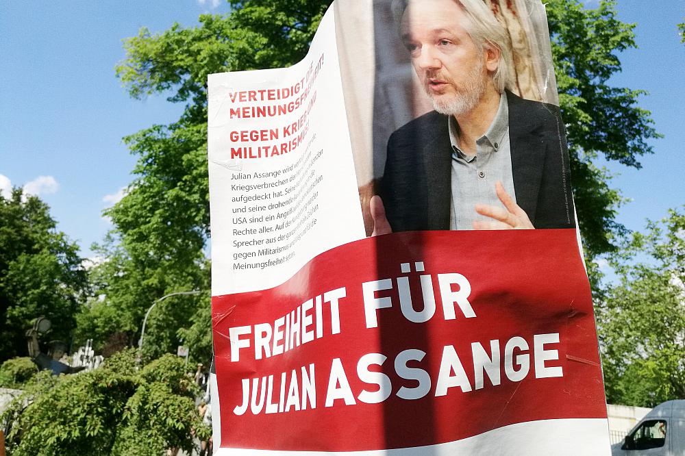 Plakat "Freiheit für Julian Assange"