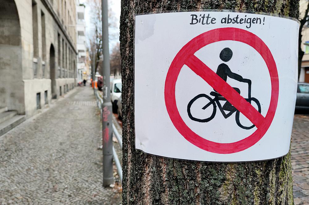 Selbstgemaltes Verbotsschild für Fahrradfahrer
