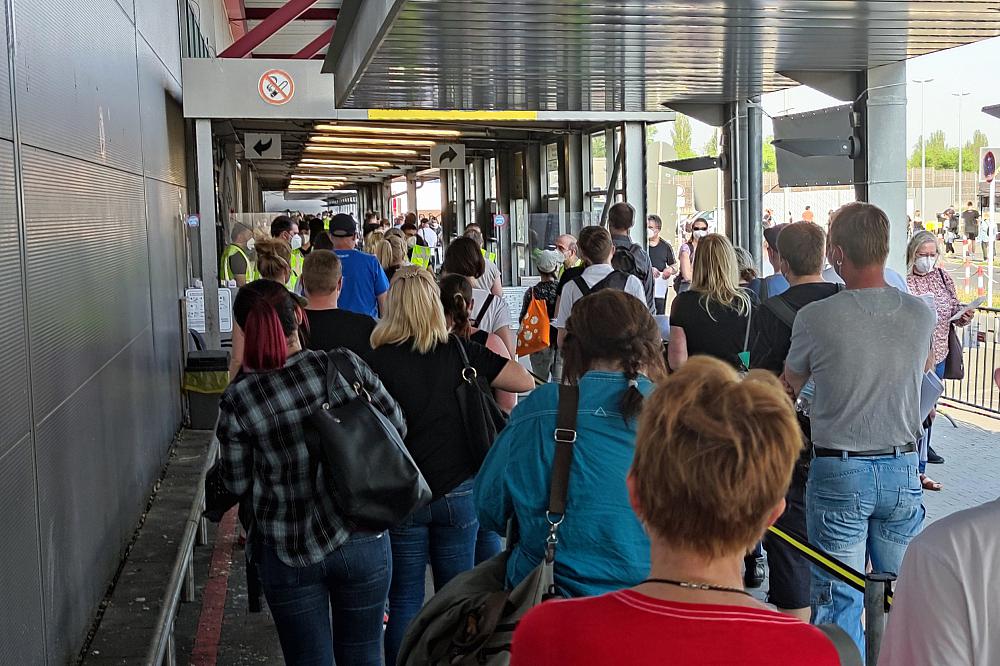 Warteschlange vor Impfzentrum