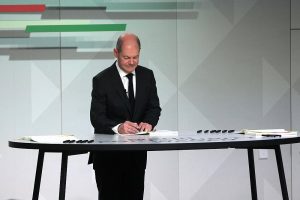 Olaf Scholz unterschreibt Koalitionsvertrag