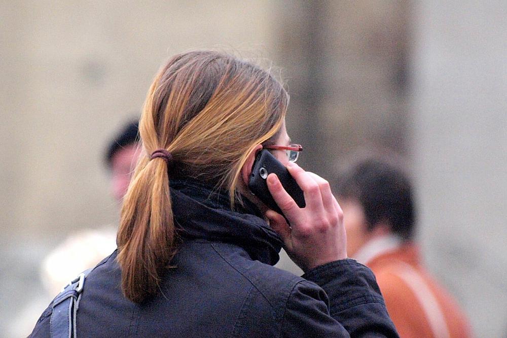 Frau mit Telefon