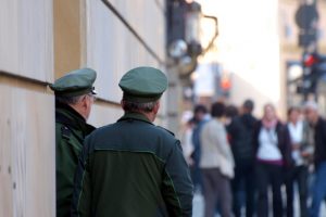 Deutsche Polizisten vor der britischen Botschaft in Berlin