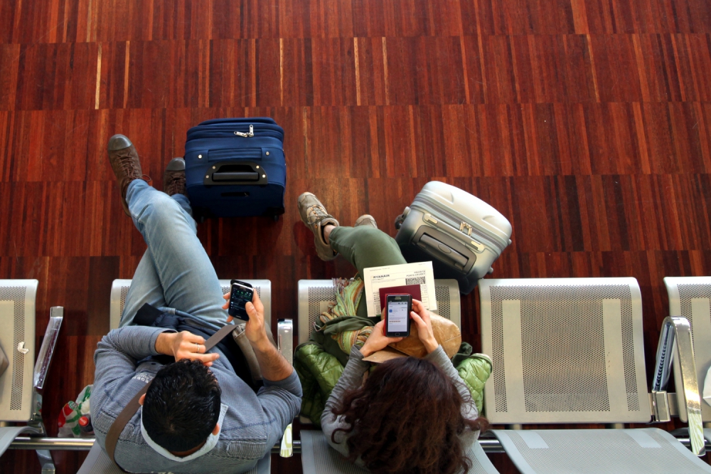 Ein Pärchen wartet am Flughafen