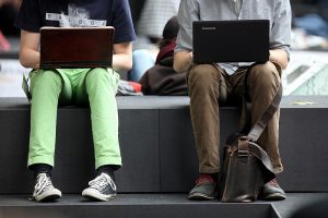 Zwei Männer surfen im Internet