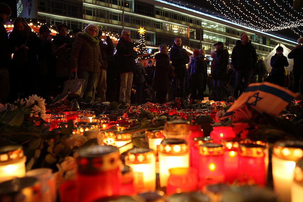 Gedenkkerzen am Breitscheidplatz