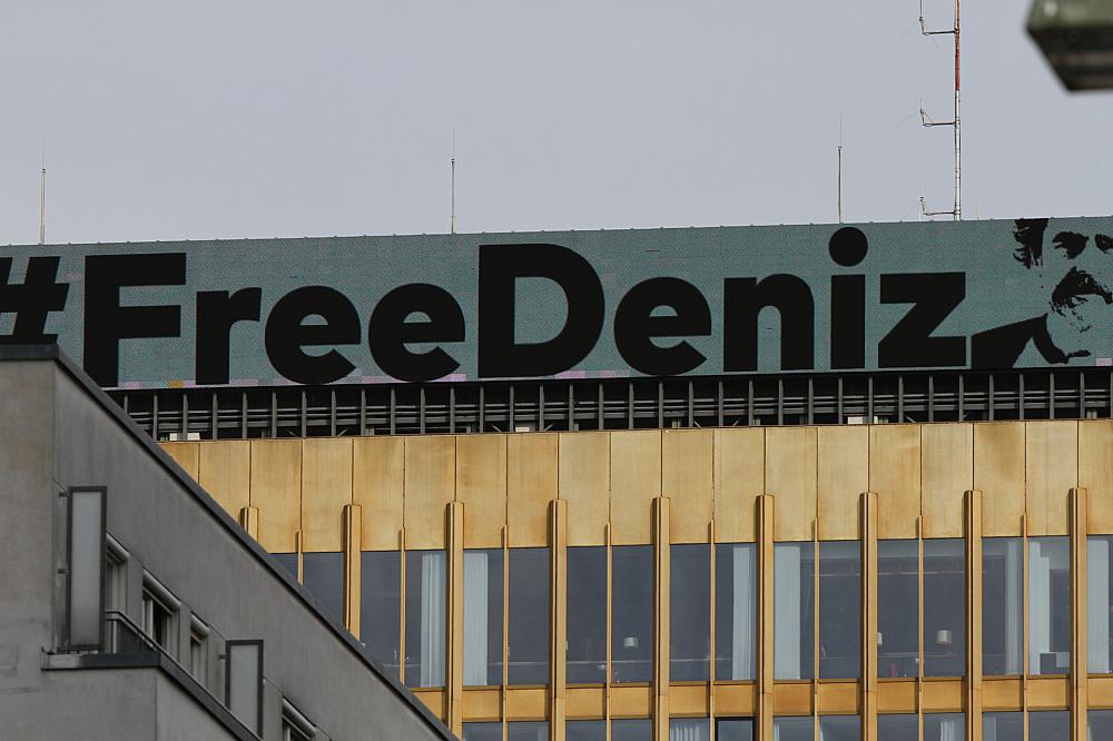 "FreeDeniz" auf Axel-Springer-Hochhaus im Jahr 2017