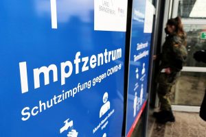 Bundeswehr-Soldatin an Impfzentrum