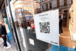 Barcode für Luca-App an einem Modegeschäft