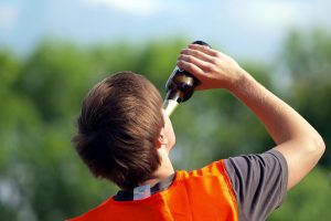 Biertrinkender Jugendlicher