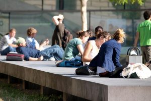 Junge Leute vor einer Universität