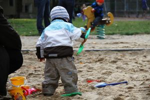 Kleinkind auf Spielplatz