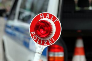 Halt-Stopp-Schild der Polizei bei einer Verkehrskontrolle