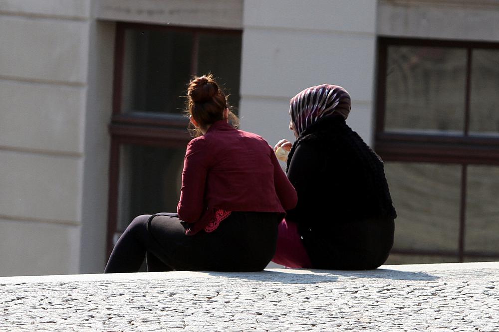 Frau mit Kopftuch und Frau ohne Kopftuch