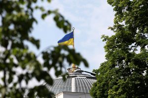 Ukrainische Flagge auf dem Parlament in Kiew