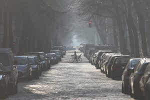 Parkende Autos in einer Straße