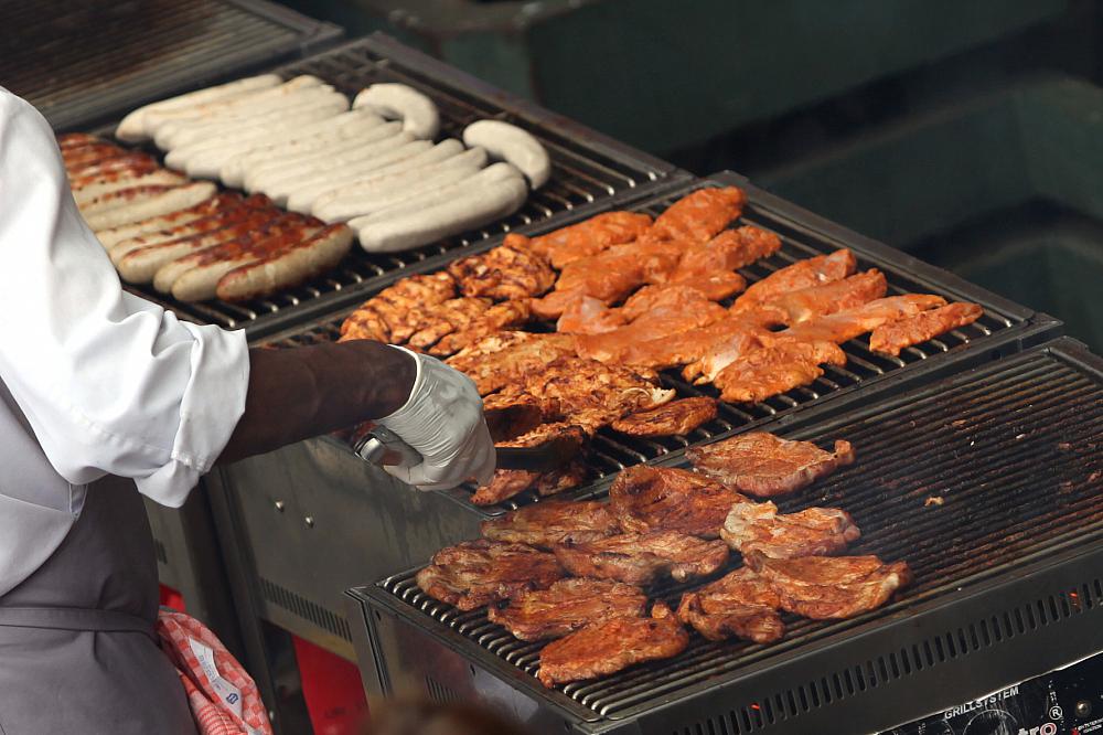 Hähnchenschnitzel und Würste auf einem Grill