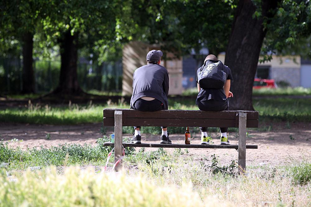 Jugendliche auf einer Parkbank mit Bier (Archiv)