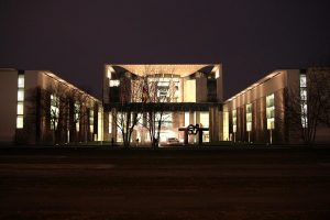 Bundeskanzleramt bei Nacht (Archiv)