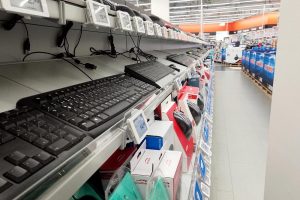 Computertastaturen in einem Elektronik-Fachmarkt