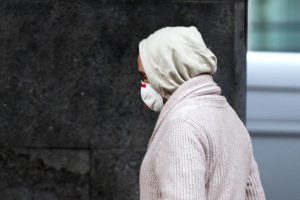 Mann mit Maske (Archiv)