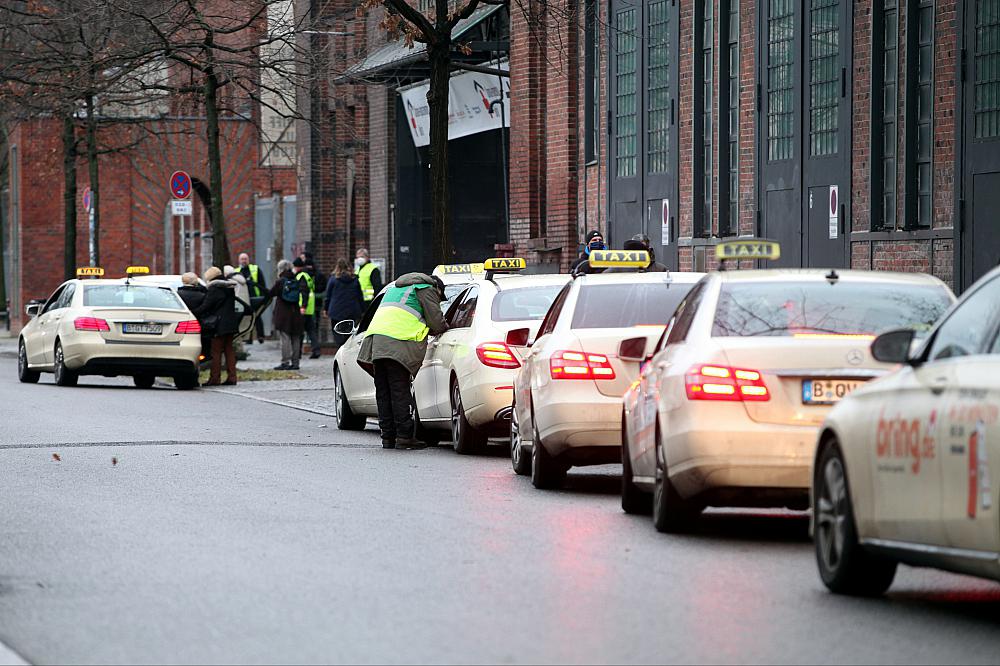 Taxis warten vor Impfzentrum