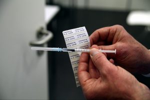 Impfspritze mit Impfstoff von Biontech