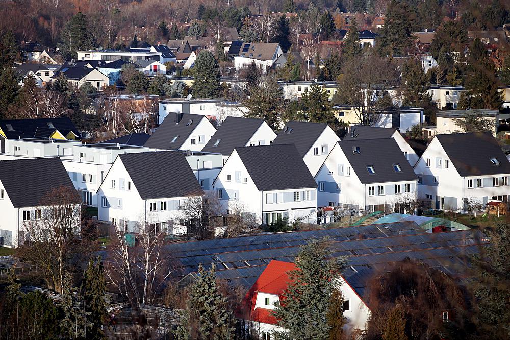 Einfamilienhaussiedlung mit Solarpark (Archiv)