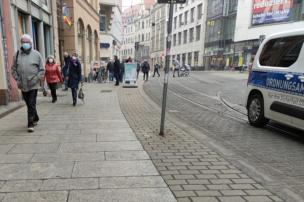 Menschen mit Maske in einer Innenstadt