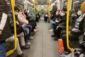 Vollbesetzte U-Bahn während der Corona-Pandemie