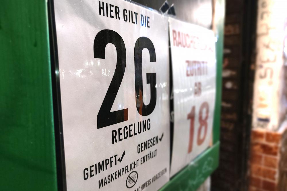 2G-Hinweisschild an einer Bar (Archiv)