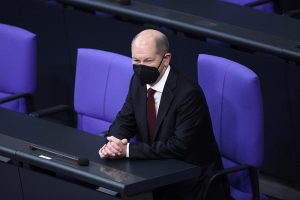 Olaf Scholz mit Maske im Bundestag