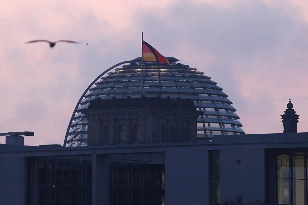 Reichstagskuppel bei Sonnenaufgang (Archiv)