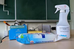 Desinfektionsmittel in einer Schule (Archiv)